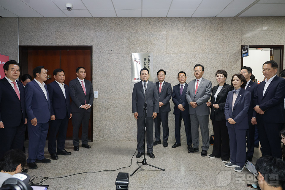 장동혁(가운데) 국민의힘 대표가 10일 국회 원내대표실 앞에서 열린 '국정감사 종합상황실 현판 제막식'에서 발언하고 있다. (사진제공=국민의힘)