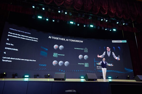 최태원 SK그룹 회장이 지난해 11월 SK AI Summit 2024에서 기조연설을 하고 있다. (사진제공=SK)