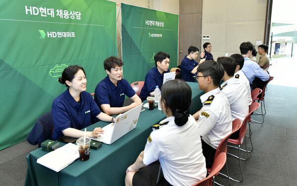 올해 5월 '마덱스 2025' 현장에서 실시한 채용박람회 모습. (사진제공=HD현대중공업)