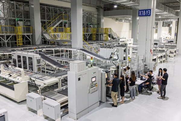 현대차그룹-NTU-A*STAR 기업 연구소' 연구원들이 HMGICS에서 연구하는 있다. (사진제공=현대차그룹)