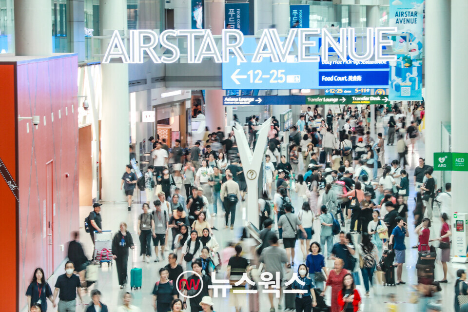 인천국제공항 제1여객터미널 면세구역이 여행객들로 북적이고 있다. (사진제공=인천공항공사)
