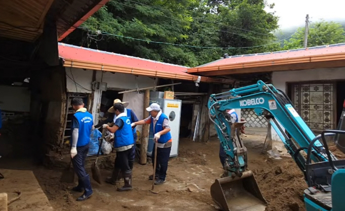 영양산불 피해보상 비상대책위원회(위원장 김남수) 13명이 최근 호우피해가 집중된 경남 산청군을 찾아 수해 복구에 나서고 있다. (사진제공=영양군)