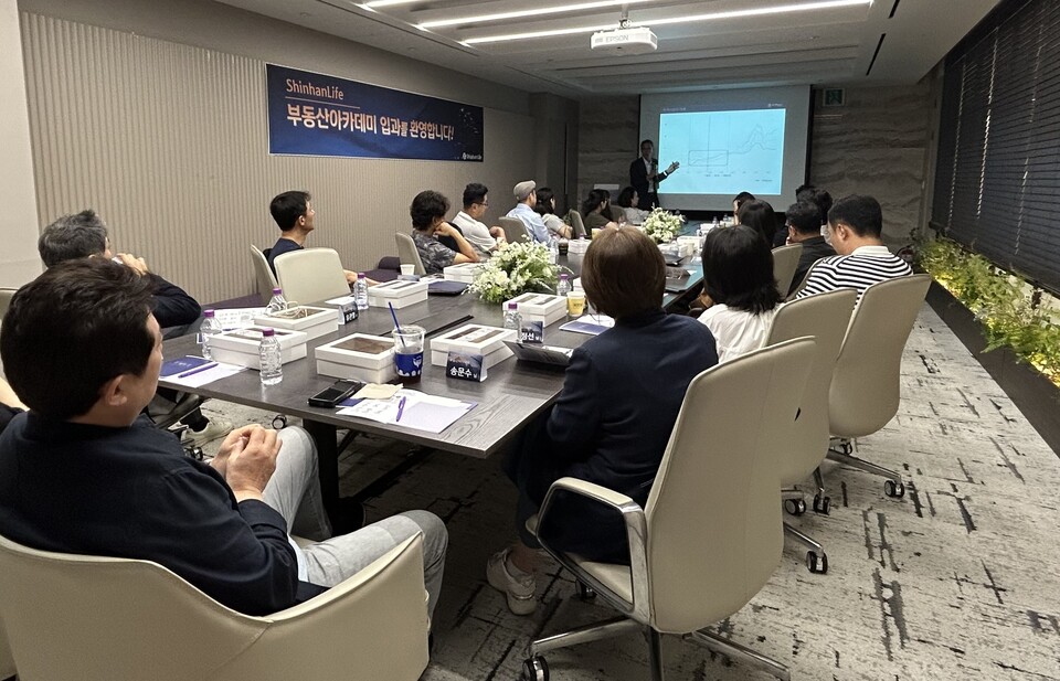지난 9월 진행한 신한라이프 '2025 WM 부동산 아카데미'에서 고객들이 전문 강사의 강의를 듣고 있다. (사진제공=신한라이프)