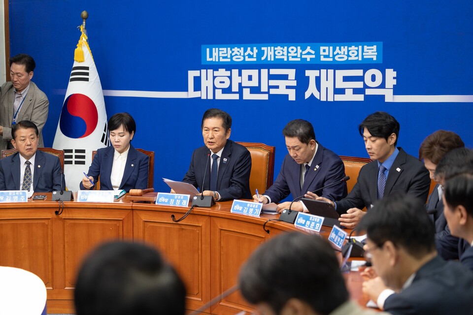 정청래(왼쪽 세 번째) 더불어민주당 대표가 13일 오전 서울 여의도 국회에서 열린 민주당 최고위원회의에서 발언하고 있다. (출처=정청래 의원 페이스북)