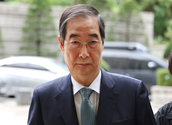 한덕수 전 국무총리가 13일 서울중앙지법에서 열린 내란 우두머리 방조, 위증, 허위공문서 작성 및 행사 등 혐의 사건 재판에 출석하고 있다. (사진=뉴스1)