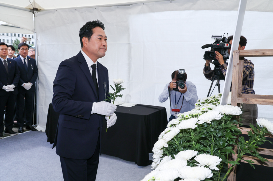 장동혁 국민의힘 대표가 13일 국회에서 의원총회를 마친 뒤 김건희 특검 조사를 받던 중 숨진 양평군청 공무원 분향소를 찾아 헌화하고 있다. (사진=뉴스1)