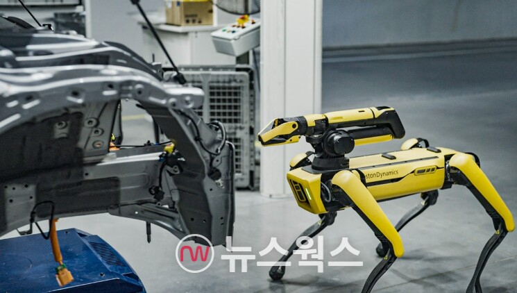 현대차그룹의 싱가포르 첫 전기차 생산 공장인 글로벌 혁신센터(HMGICS)에서 로봇개 '스팟'이 운영되는 모습. (사진제공=현대차그룹)