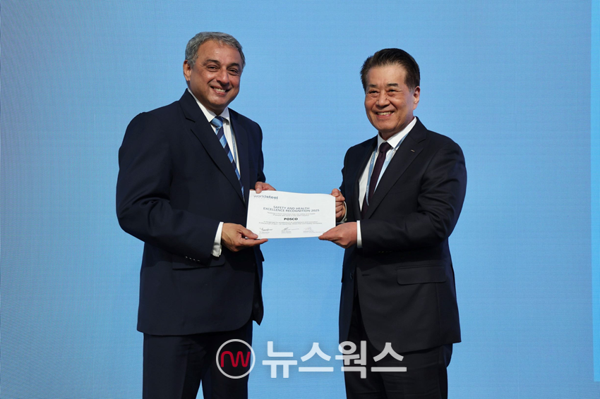 장인화(오른쪽) 포스코그룹 회장이 12일(현지시간) 미국 워싱턴 D.C.에서 열린 세계철강협회 안전보건 우수사례 공모전에서 나렌드란 타타스틸 CEO로부터 공정안전부문 최고상을 건네받고 있다. (사진제공=포스코지주)