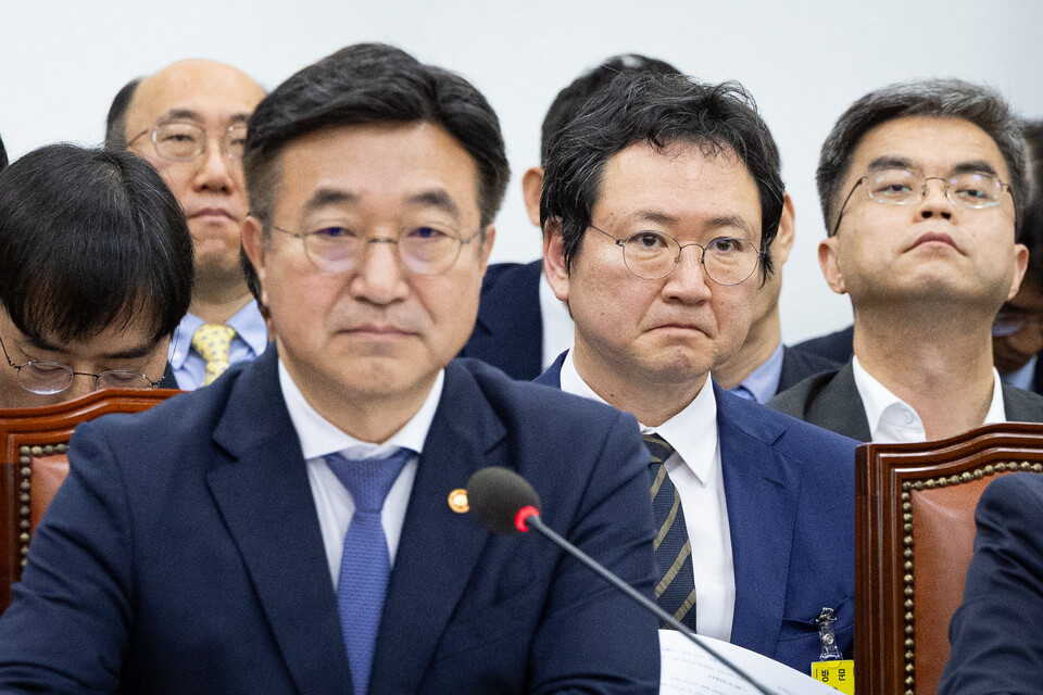 이재용(오른쪽 두 번째) 국가정보자원관리원장이 14일 서울 여의도 국회에서 열린 행정안전위원회의 행정안전부 등에 대한 국정감사에서 의원질의를 듣고 있다. 왼쪽 앞은 윤호중 행정안전부 장관. (사진=뉴스1)