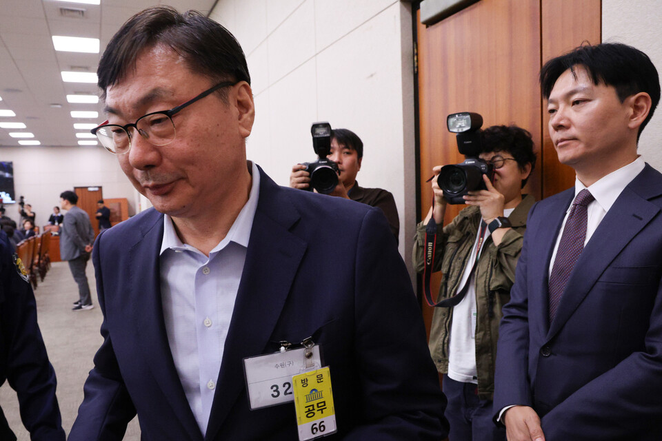 이화영 전 경기도 평화부지사(왼쪽)가 14일 서울 여의도 국회 법제사법위원회에서 열린 법무부 등에 대한 국정감사에서 의원 질의를 마친 후 자신의 대북 송금 사건을 수사했던 박상용 법무연수원 교수를 지나치고 있다. (사진=뉴스1)