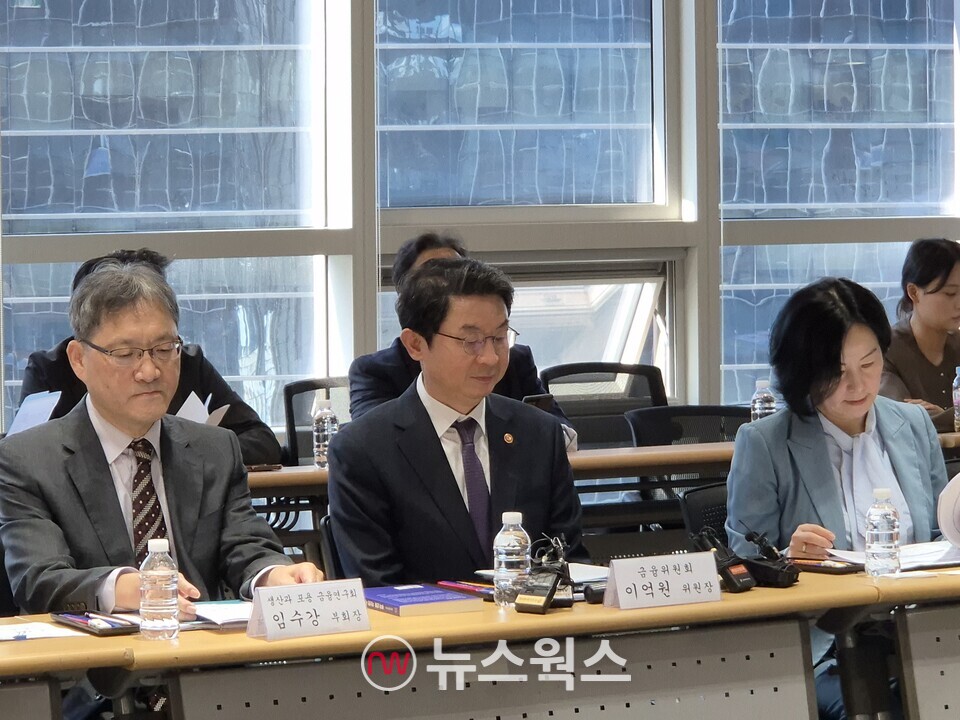 이억원(가운데) 금융위원장과 임수강(왼쪽) 생산과 포용 금융연구회 부회장, 제윤경 국회의장 민생특별보좌관이 자료를 살펴보고 있다. (사진=정희진 기자)