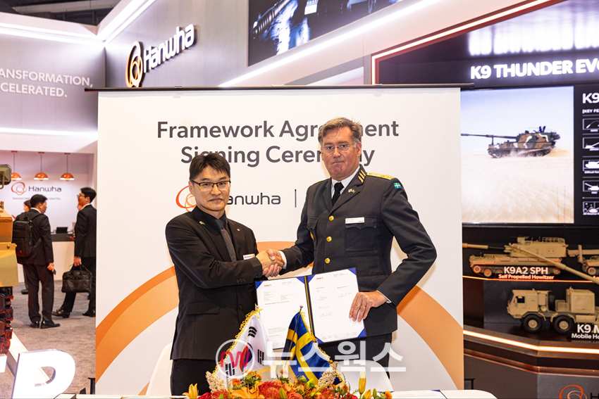 이부환(왼쪽) 한화에어로스페이스 PGM사업부장과 요나스 로츠네 스웨덴 방위사업청 지상무기체계국장이 14일(현지시간) 미국 워싱턴DC에서 열린 AUSA 방산전시회에서 155mm 모듈형 추진장약 추가 공급 계약을 체결하고 있다. (사진=한화에어로스페이스)