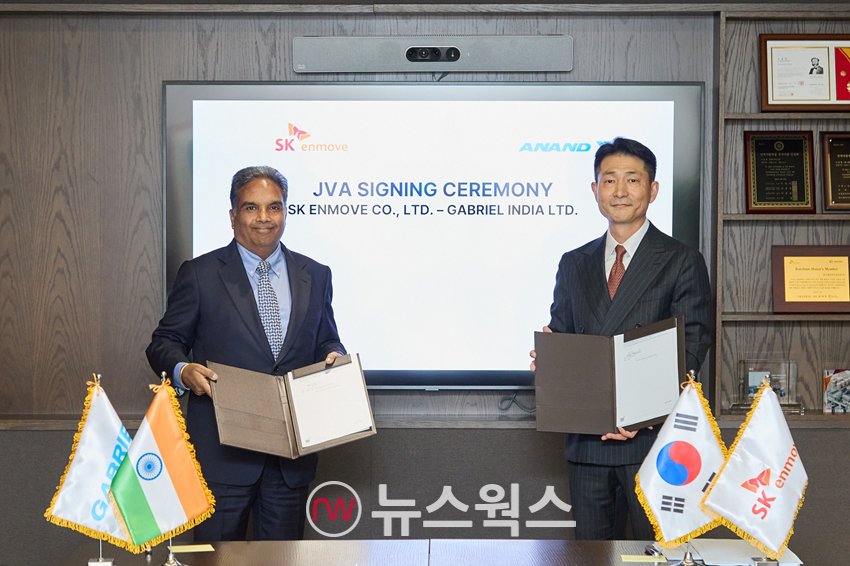 김원기(오른쪽) SK엔무브 사장과 마헨드라 고얄 아난드그룹 사장 겸 최고경영자가 지난 15일 서울 종로구 SK서린빌딩에서 합작법인 설립 계약을 체결한 후 기념촬영을 하고 있다. (사진제공=SK이노베이션)