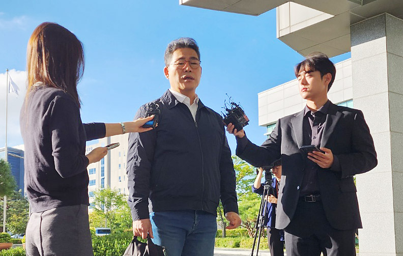 동부지검 마약 외압 수사 합수팀에 파견 지시를 받고 첫 출근한 백해룡 경정이 16일 서울 동부지검에서 취재진 질문에 답하고 있다. (사진=뉴스1)