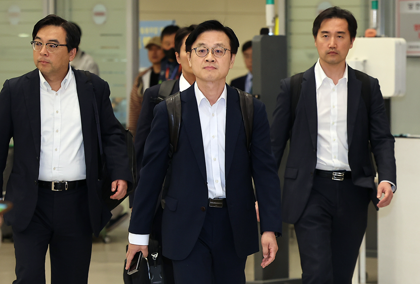 김정관(가운데) 산업통상자원부 장관이 지난 6일 한미 관세협상 후속 협의 관련 미국 방문을 마치고 인천국제공항을 통해 귀국하고 있다. (사진=뉴스1)