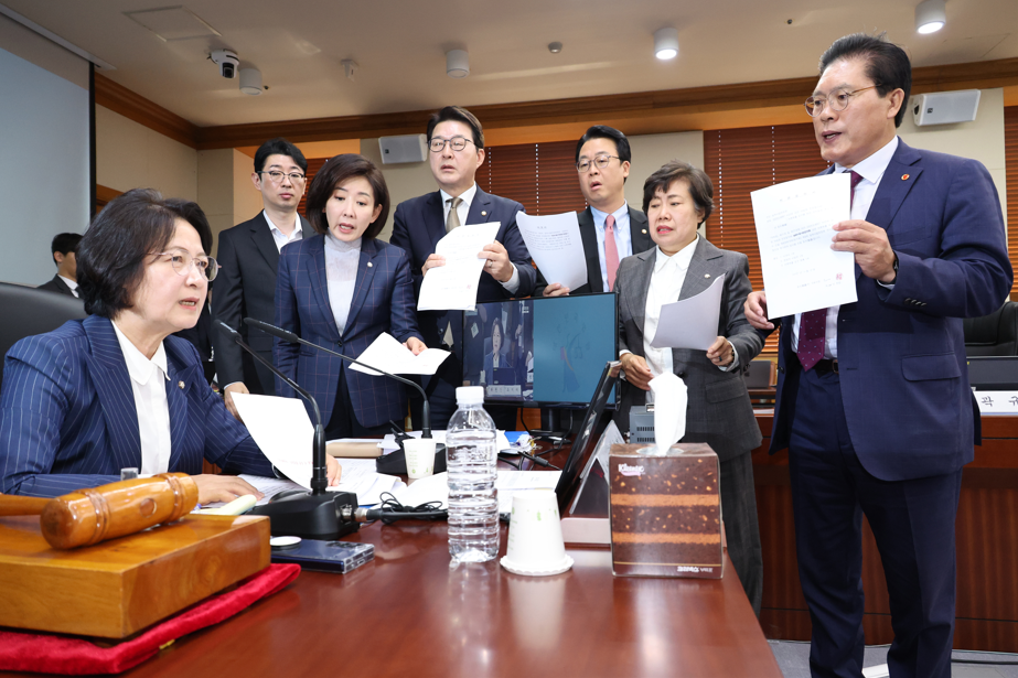 국회 법제사법위원회 소속 국민의힘 의원들이 지난 15일 서울 서초구 대법원에서 열린 전체회의에서 '이재명 대통령의 공직선거법위반 사건에 대한 대법원 전원합의체 관련 서류 제출 요구의 건' 처리에 "이는 재판 개입"이라 주장하며 항의하고 있다. (사진=뉴스1)