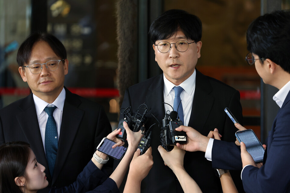 최태원 SK 회장 측 이재근 변호사가 16일 오전 서울 서초동 대법원에서 파기환송 결정에 대한 입장을 밝히고 있다. (사진=뉴스1)