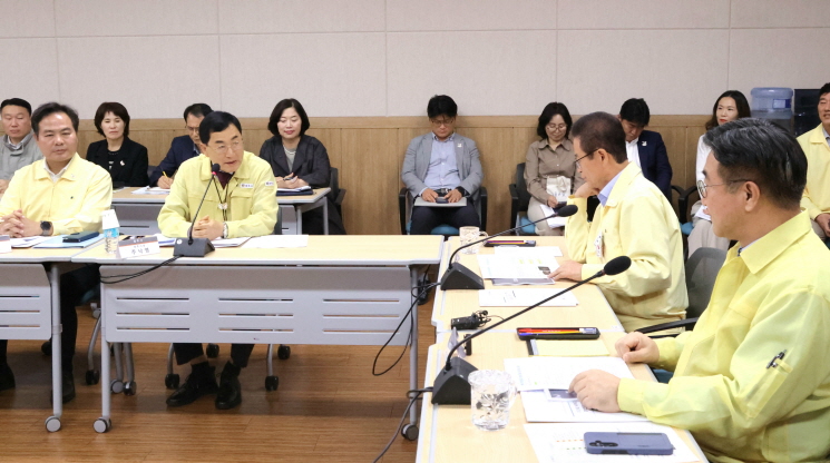 16일 황룡원에서 윤호중(오른쪽) 행정안전부 장관이 이철우 경부도지사, 주낙영 경주시장 등과 2025 APEC 정상회의 대비 안전관리 및 물가안정 대책을 점검하고 있다. (사진제공=경주시)