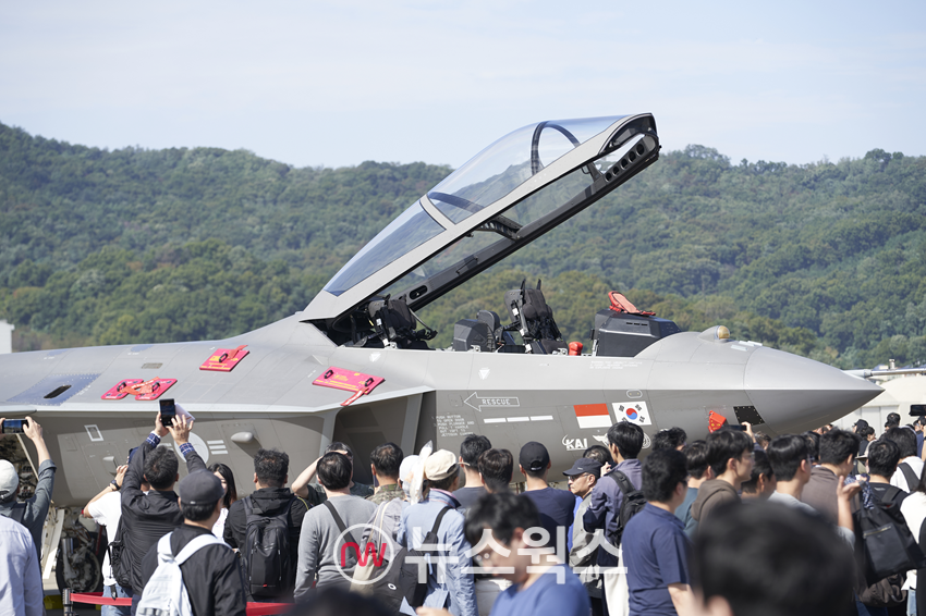 서울공항에 전시 중인 'KF-21'. (사진제공=한국항공우주산업)
