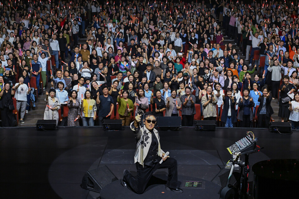 가수 이승철 씨가 지난 18일 대구 엑스코 오디토리움에서 열린 '2025 한화생명 콘서트'에서 관객들과 기념 촬영을 하고 있다. (사진제공=한화생명)