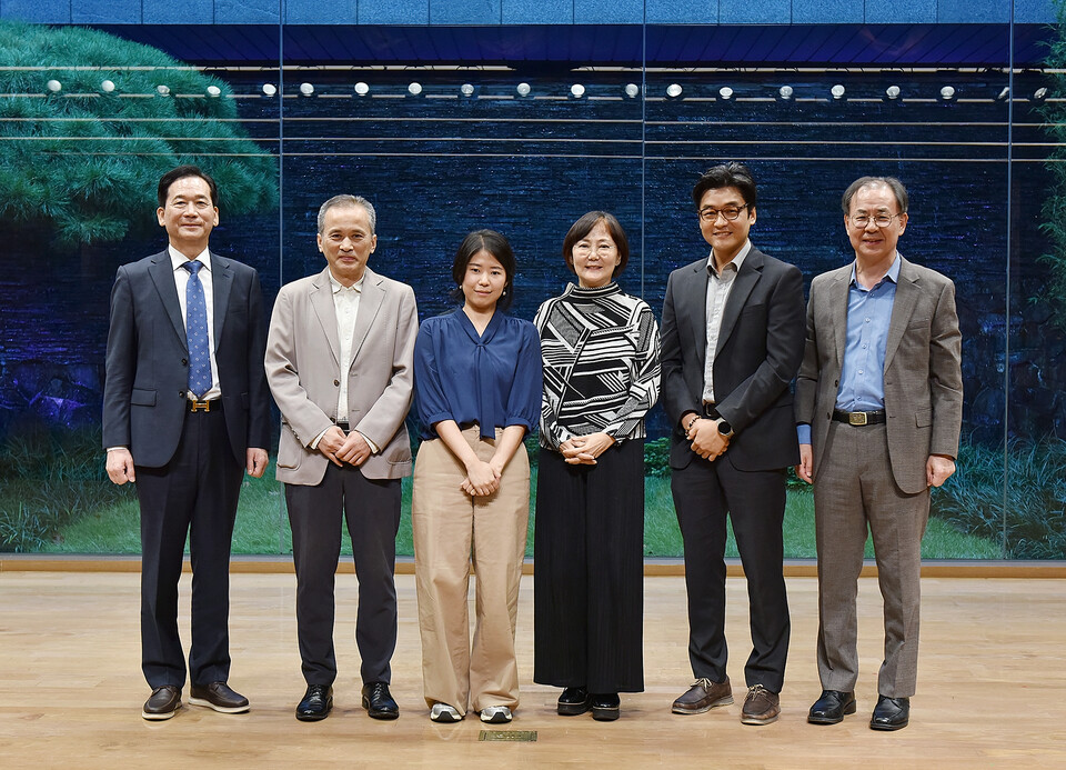 (왼쪽부터) 최화정 교보교육재단 이사장, 김찬호 성공회대 교수, 김미소 듣는연구소협동조합 연구원, 정민승 한국방송통신대 교수, 엄성우 서울대 교수, 정창우 서울대 교수가 지난 17일 서울 종로구 교보생명빌딩 대산홀에서 열린 '2025 교육 심포지엄'에서 기념 촬영을 하고 있다. (사진제공=교보생명)