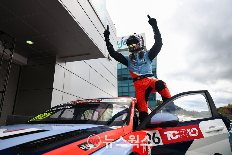 미켈 아즈코나 선수가 지난 17~19일 열린 '2025 TCR 월드투어' 6라운드 한국 대회에서 우승을 차지하고 기뻐하고 있다. (사진제공=현대차)