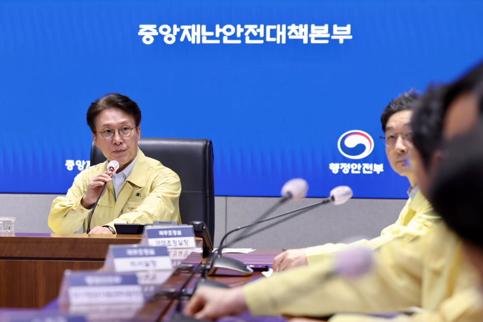 김민석 국무총리가 지난달 27일 정부서울청사 재난상황실에서 '국정자원 화재 관련 대책회의'를 주재하고 있다. (사진제공=국무조정실)