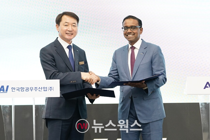 차재병(왼쪽) KAI 대표이사와 아난드 스탠리 에어버스 아시아·태평양 총괄 사장이 20일 서울 국제 항공우주 및 방위산업 전시회(ADEX)가 열리고 있는 경기도 고양시 킨텍스에서 방위 및 항공우주 분야 포괄적 상호협력 계약을 체결하고 있다. (사진제공=한국항공우주산업)