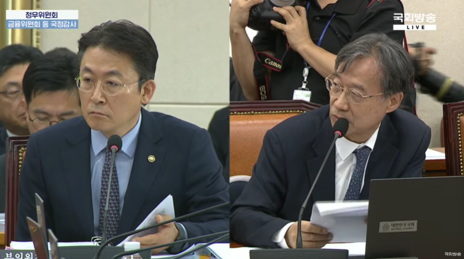 유동수(오른쪽) 더불어민주당 의원의 질의에 대해 권대영 금융위원회 부위원장이 답변을 고심하고 있다. (출처=국회방송)