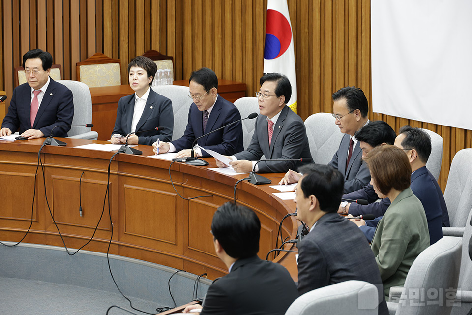 송언석(왼쪽 네 번째) 국민의힘 원내대표가 지난 17일 국회에서 열린 국정감사대책회의에서 발언하고 있다. (사진제공=국민의힘)