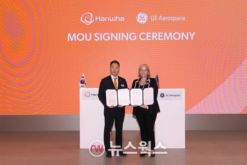 김선(왼쪽) 한화에어로스페이스 항공사업부장과 리타 플래허티 GE 에어로스페이스 부사장이 20일 일산 킨텍스 'ADEX 2025' 전시회에서 함정용 엔진 패키지 공동개발 MOU를 교환하고 있다. (사진제공=한화에어로스페이스)