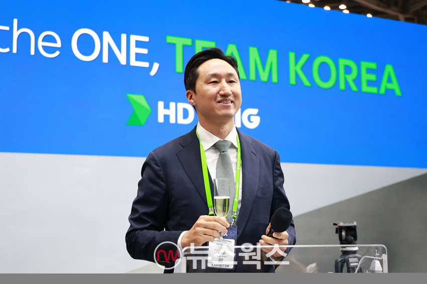 HD현대 정기선 수석부회장이 28일 부산 벡스코에서 열린 '국제해양방위산업전(MADEX·마덱스) 2025' 리셉션에서 인사말을 하고 있다. (사진제공=HD현대)