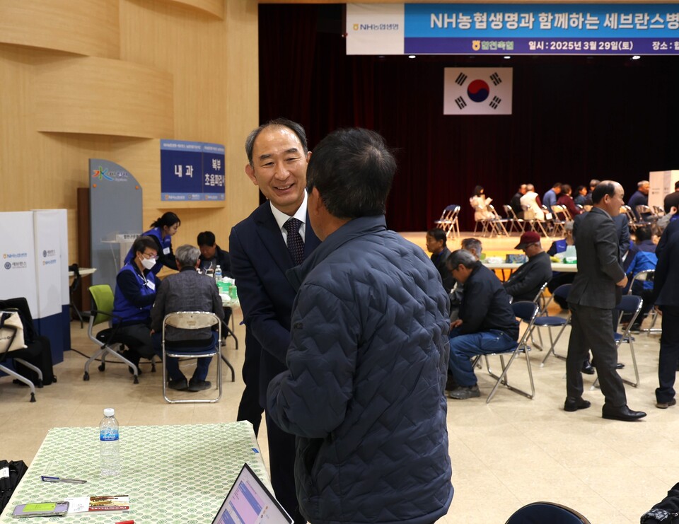 박병희 NH농협생명 대표가 지난 3월 경남 합천에서 진행된 농촌의료지원 현장에 방문해 환자와 대화를 나누고 있다. (사진제공=NH농협생명)