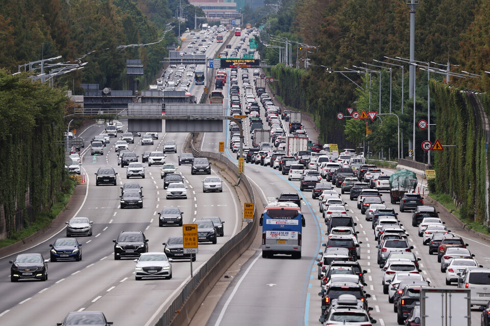 지난 9일 오전 서울 서초구 잠원IC 인근 경부고속도로에서 차량들이 서행하고 있다. (사진=뉴스1)