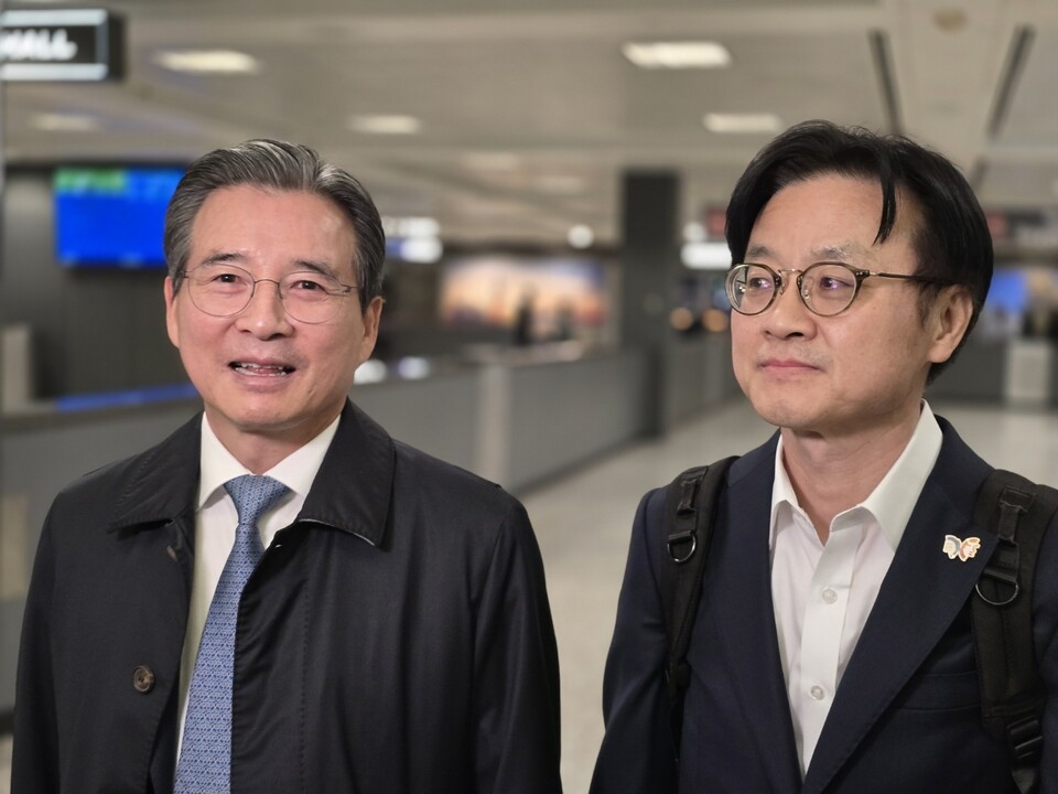 김용범(왼쪽) 대통령실 정책실장과 김정관 산업통상자원부 장관이 22일(현지시간) 워싱턴DC 인근 덜레스 국제공항을 통해 입국하고 있다. (사진=뉴스1)