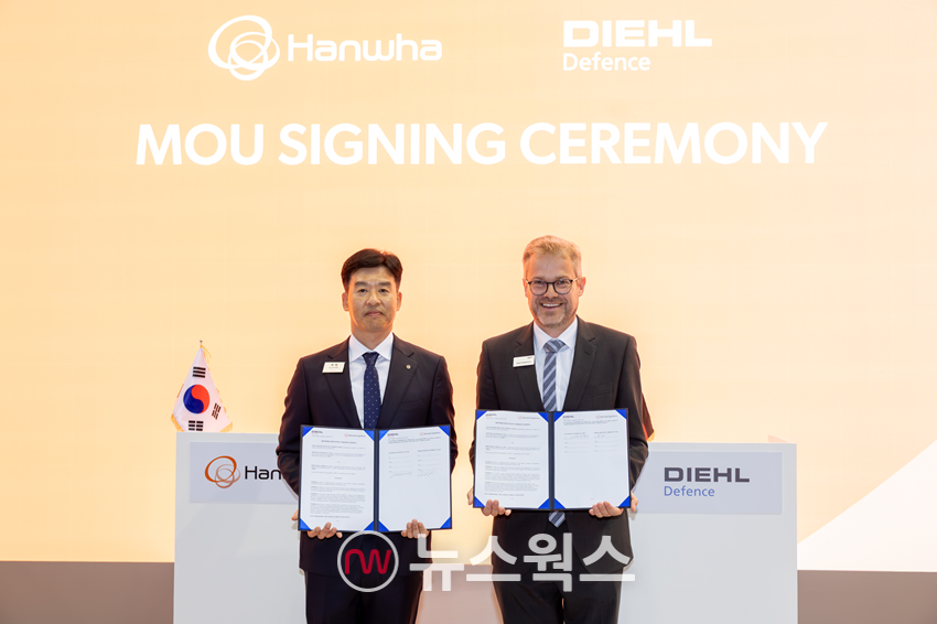 박혁(왼쪽) 한화시스템 레이다사업센터장과 다니엘 셰펠만 딜디펜스 마케팅 담당 부사장이 지난 21일 아이리스-T SLM 내 다기능레이다(MFR) 공급을 위한 사업협력 MOU를 교환하고 있다. (사진제공=한화시스템)