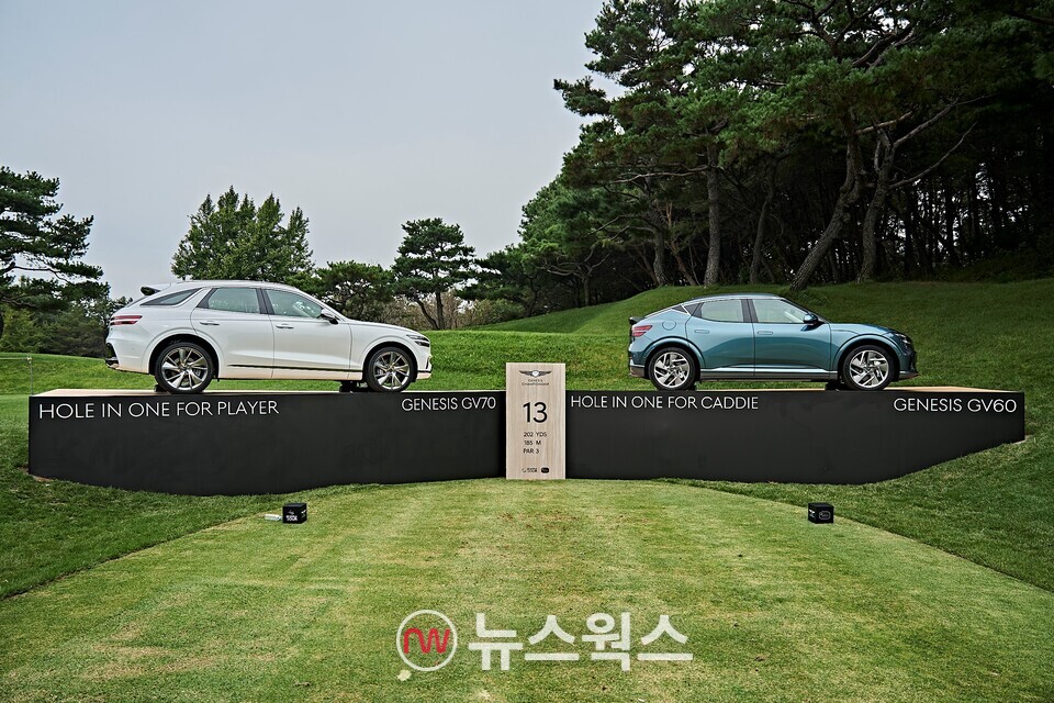 13번 홀 홀인원 부상으로 제공되는 GV70 부분변경 모델과 GV60 부분변경 모델. (사진제공=제네시스)