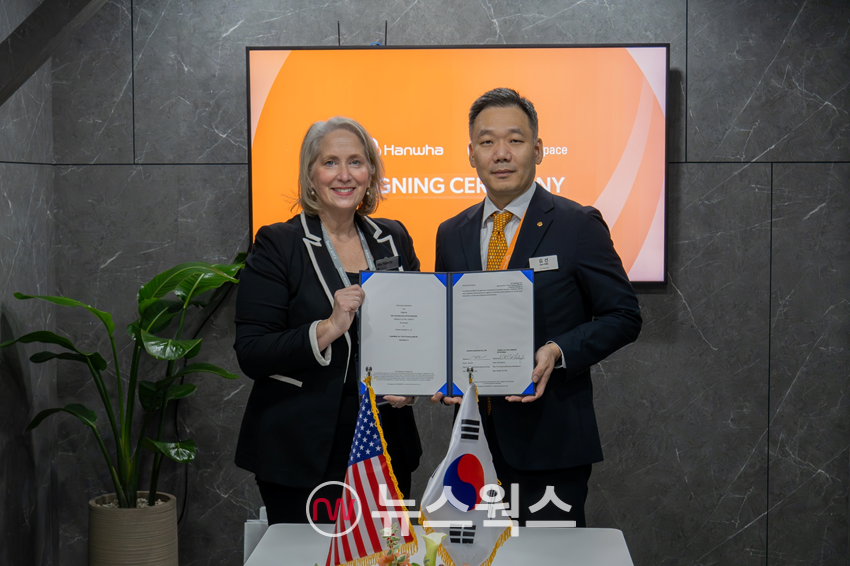 리타 플래허티(왼쪽) GE에어로스페이스 디펜스&시스템즈(D&S) 세일즈 및 사업개발 부사장과 김선 한화에어로스페이스 항공사업부장이 23일 한국항공우주산업(KAI)의 수리온 헬기와 'T-50/TA-50/FA-50' 골든이글 고등훈련기 및 경공격기 탑재 'T700/F404' 엔진 키트 추가 구매 계약을 체결하고 있다. (사진제공=한화에어로스페이스)