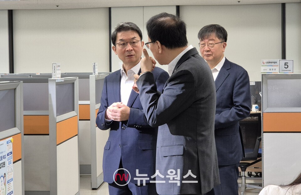 이억원 금융위원장이 장재현 서민금융진흥원 서울중앙센터장의 설명을 듣고 있다. (사진=정희진 기자)