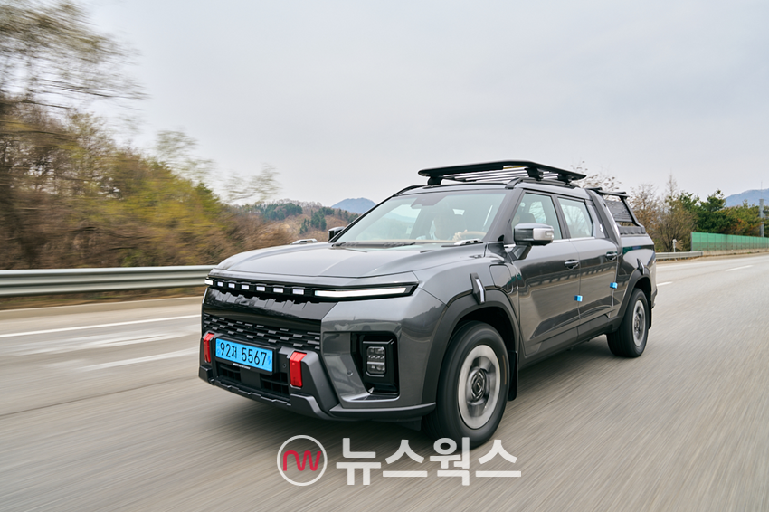 무쏘 EV 주행. (사진제공=KG모빌리티)