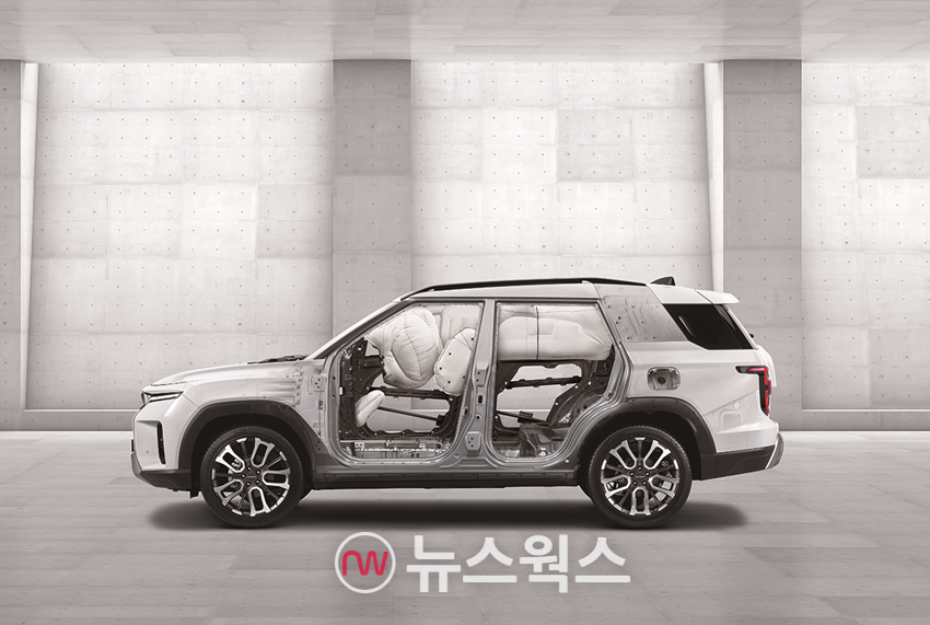 토레스 하이브리드 에어백 시연. (사진제공=KG모빌리티)