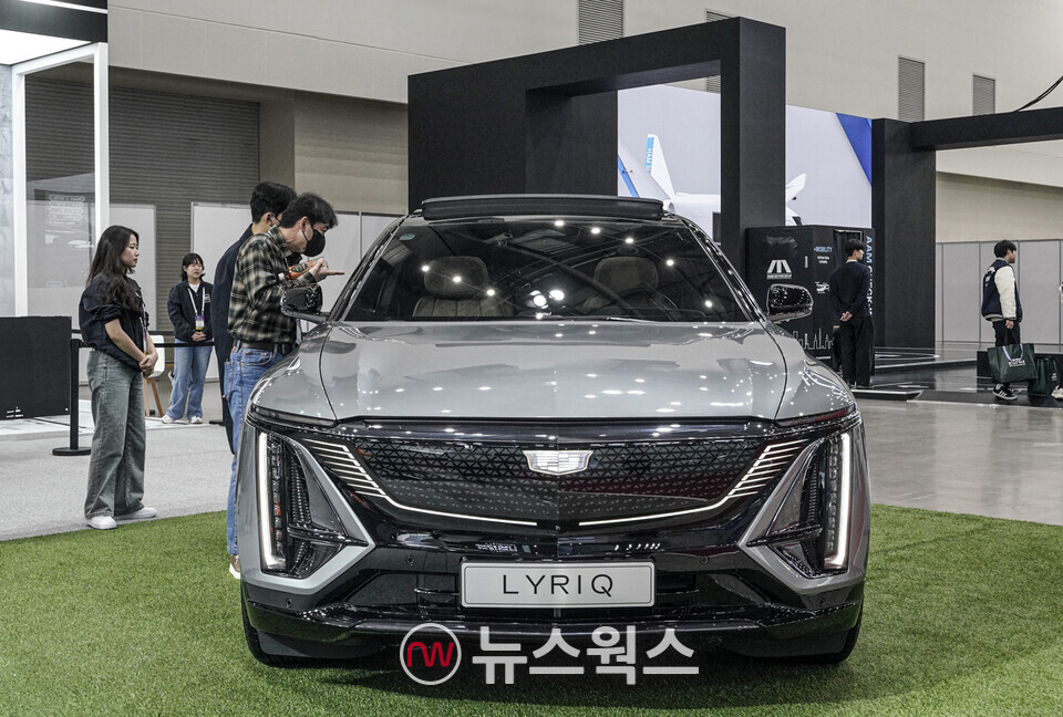2025 대한민국 미래모빌리티엑스포(DIFA) GM 부스에 전시된 캐딜락의 첫 순수 전기 SUV 리릭(LYRIQ). (사진제공=한국지엠)