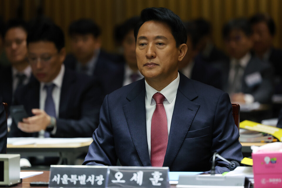 오세훈 서울시장이 23일 오전 서울 중구 서울시청에서 열린 국회 행정안전위원회 서울시청 국정감사에서 생각에 잠겨있다. (사진=뉴스1)
