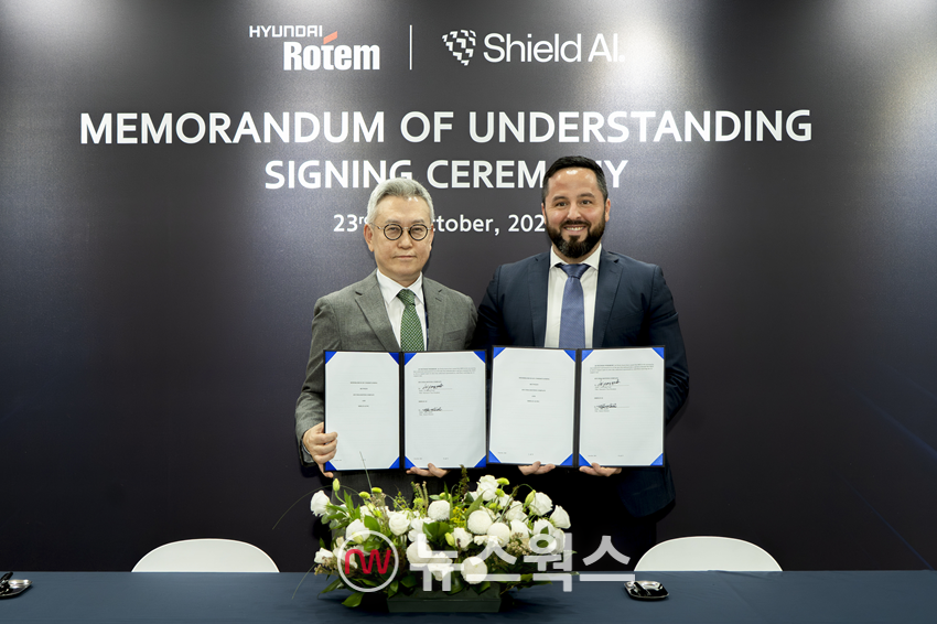 이정엽(왼쪽) 현대로템 부사장과 마이크 한린 쉴드AI 글로벌 전략 및 사업개발 총괄이 지난 23일 경기 고양시 킨텍스에서 열린 ‘2025 서울 국제 항공우주 및 방위산업 전시회(ADEX)’에서 국방 AI 기반 다목적 드론 운용 기술 개발을 위한 업무협약을 체결하고 있다. (사진제공=현대로템)