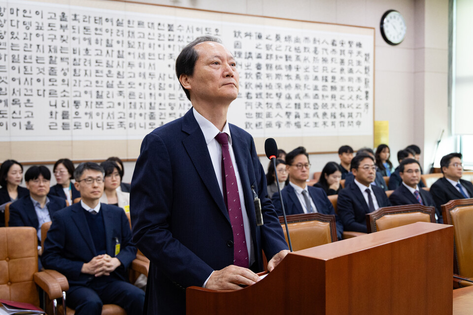 이완규 전 법제처장이 24일 서울 여의도 국회에서 열린 법제사법위원회의 법제처에 대한 국정감사에 출석해 증인선서를 거부하고 있다. (사진=뉴스1)