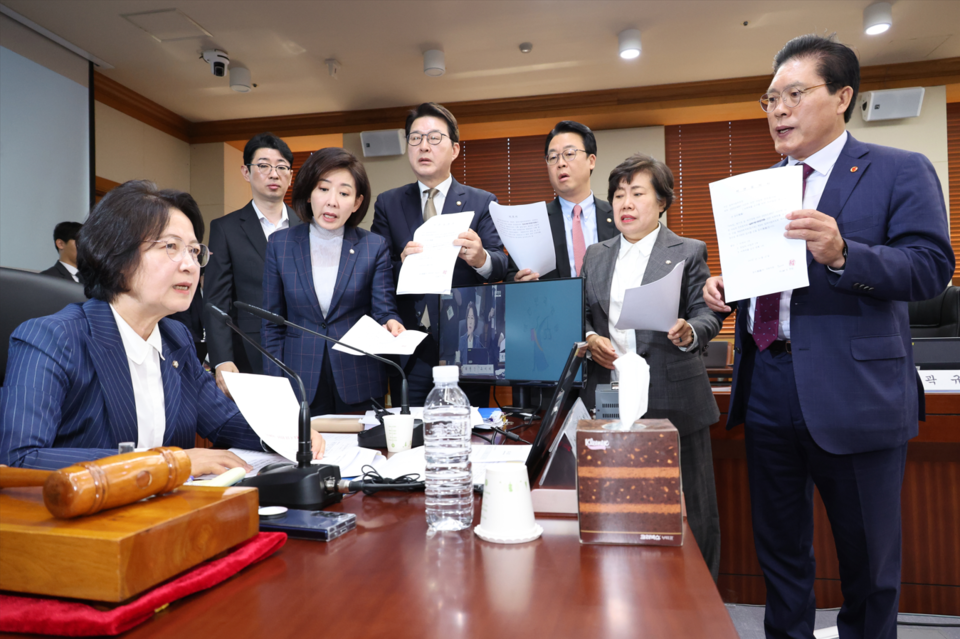 국회 법제사법위원회 국민의힘 의원들이 15일 오전 서울 서초구 대법원에서 열린 전체회의에서 추미애 법사위원장에게 항의하고 있다.(사진=뉴스1)