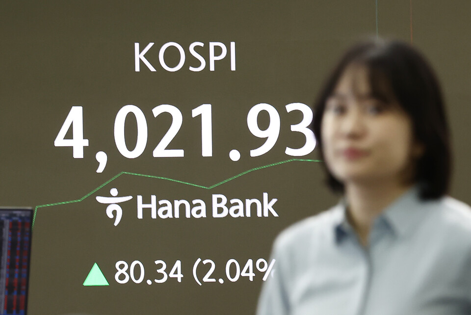 코스피 지수가 장중 4000포인트를 돌파한 27일 오전 서울 중구 하나은행 본점 딜링룸 전광판에 코스피 지수가 표시되고 있다. (사진=뉴스1)