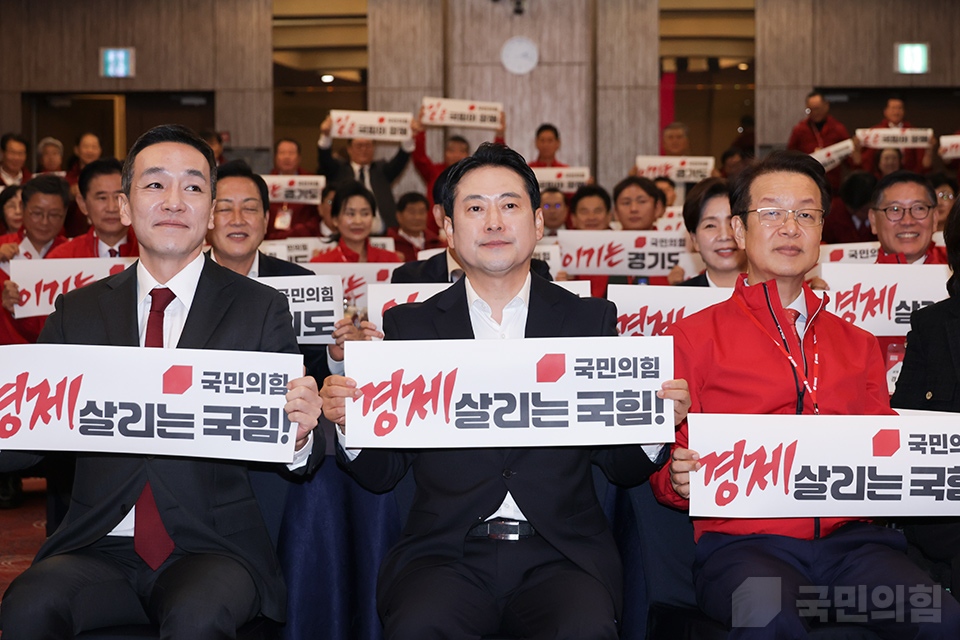 장동혁(앞줄 가운데) 국민의힘 대표가 지난 26일 경기도 여주시를 방문해 경기도당 도의원·부위원장단 연찬회에 참석했다. (사진제공=국민의힘)