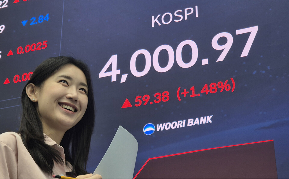 코스피 지수가 사상 처음 4000선을 돌파한 27일 오전 서울 중구 우리은행 본점 딜링룸에서 직원이 환하게 웃고 있다. (사진=뉴스1)