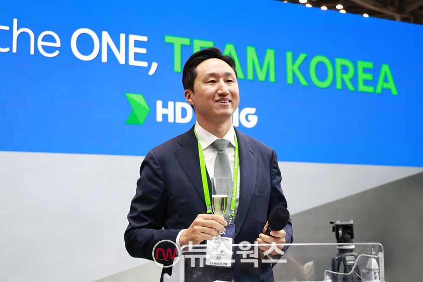 정기선 HD현대 회장이 수석부회장 시절이던 지난 5월 28일 부산 벡스코에서 열린 '국제해양방위산업전(MADEX·마덱스) 2025' 리셉션에서 인사말을 하고 있다. (사진제공=HD현대)